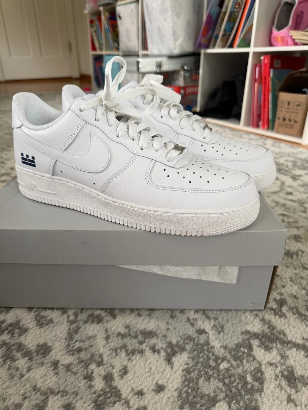 Nike Men's Low-Top Sneakers in White with Navy Accent Air Force 1 ‘07